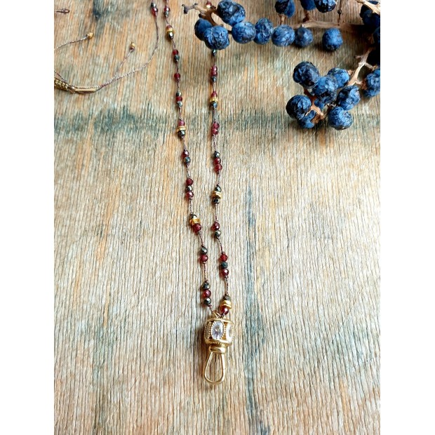 Hanka IN ilgas kaklo papuošalas su piritais, granatu ir cirkoniu